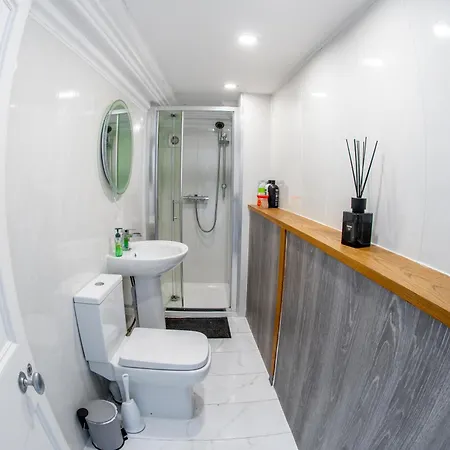 Gardiner House בית אירוח